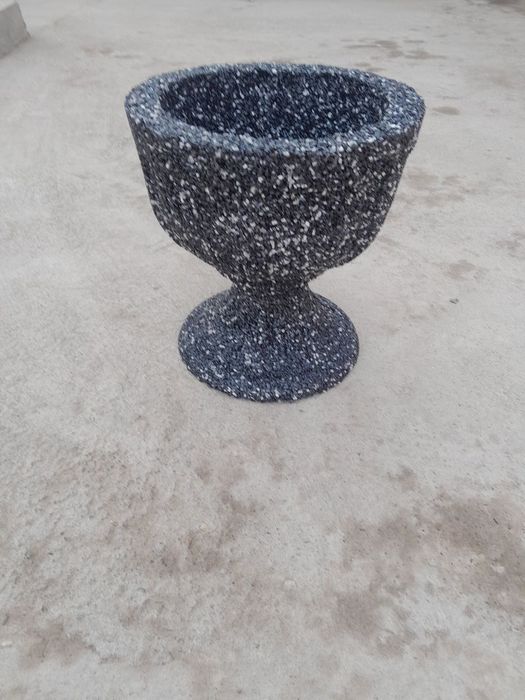 Kashpo beton va mramor gul tuvaklar