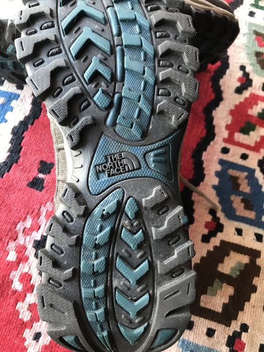 Продам женские ботинки