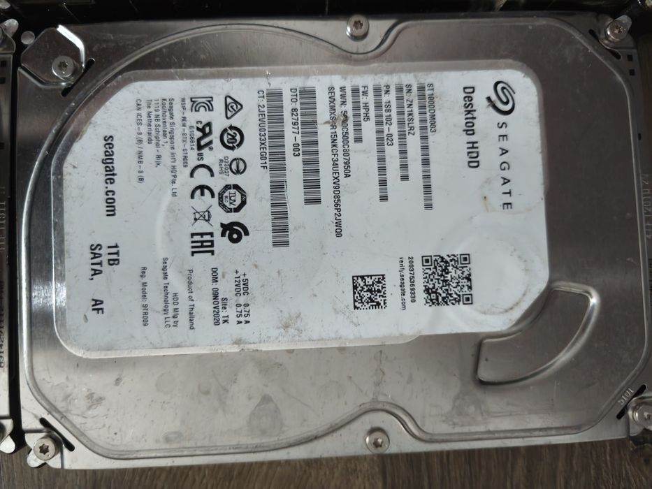 7 HDD (1 de 2TB și 6 de 1TB) 1 Toshiba si 6 Seagate