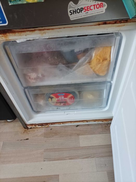 Хладилник работещ безупречно ,но със козметични забележки.