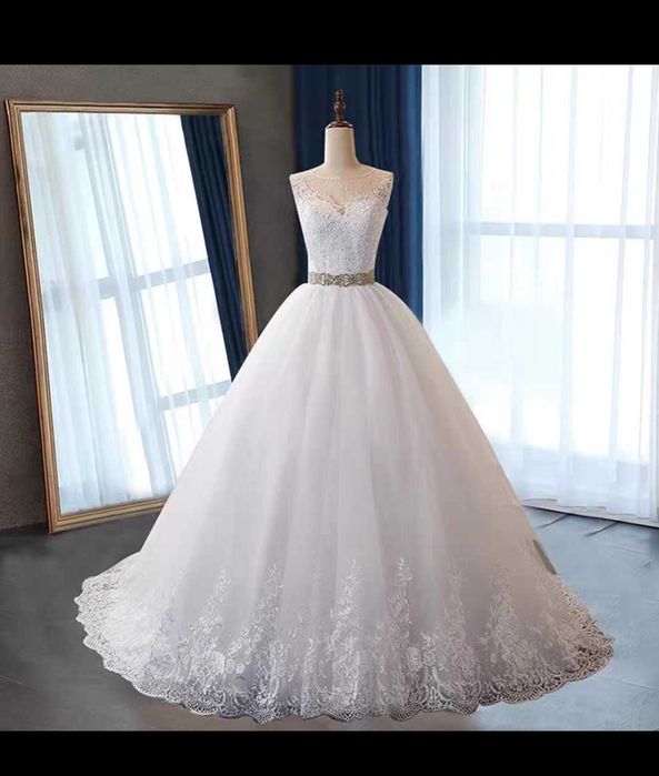 Свадебное платье новое со шлейфом фатой и перчатками