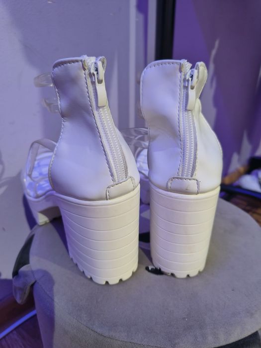 Sandale albe cu platforma