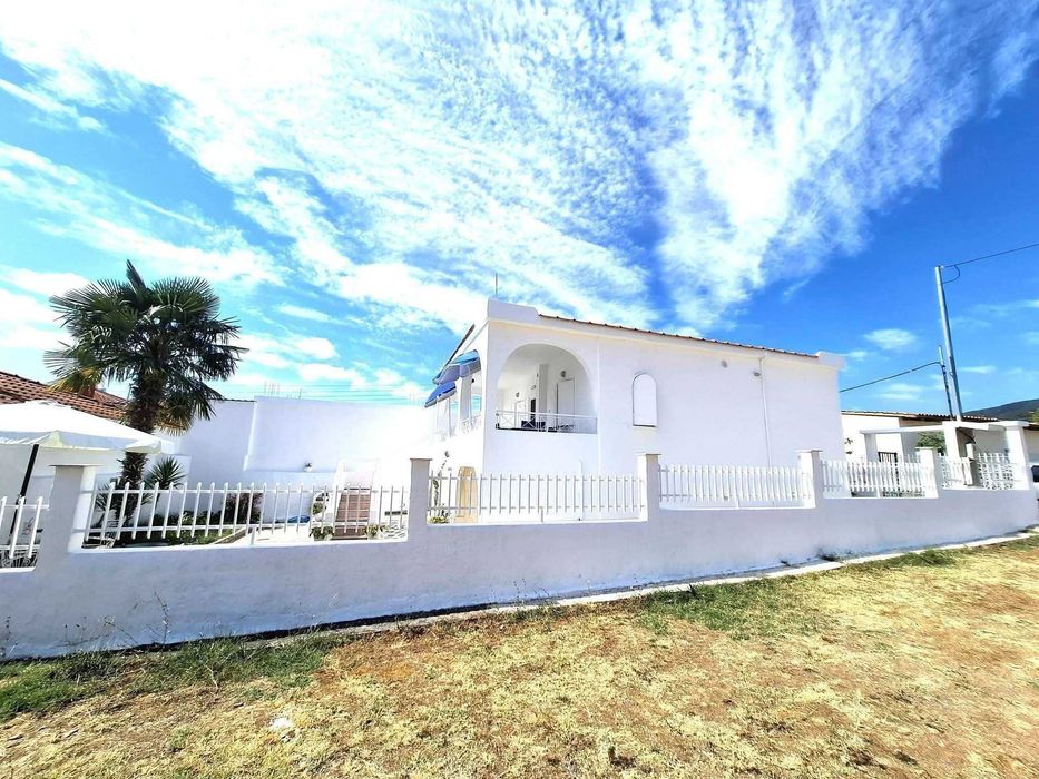 Продава прекрасна къща с площ 60 м2 и двор 220 м2 в Неа Врасна, Гърция