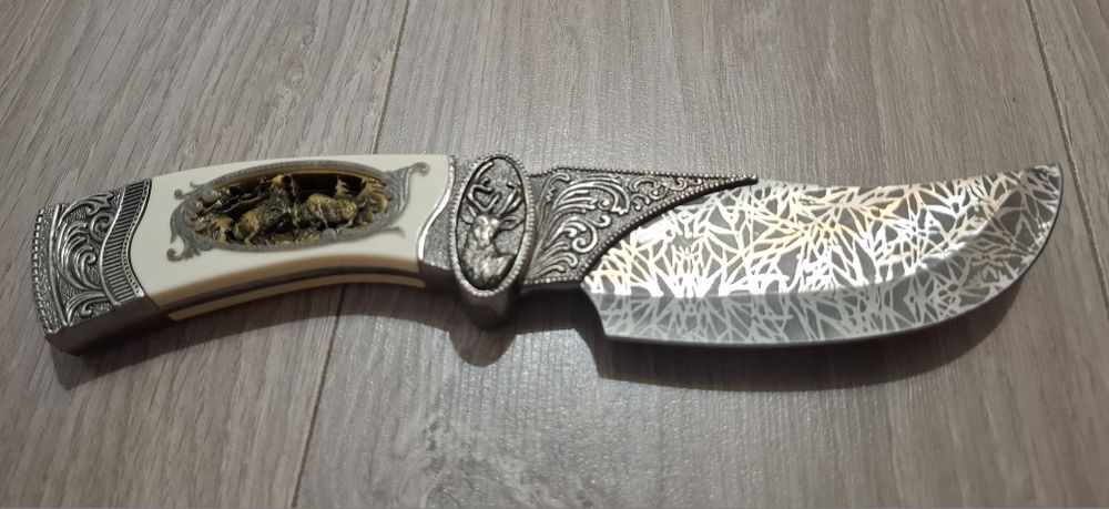Cuțit decorativ cu lamă gravată, mâner ornamentat – piesă de colecție
