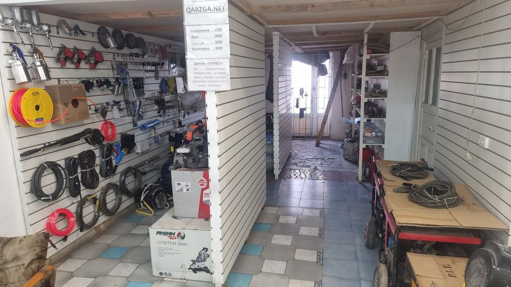 Сдаётся половина магазина