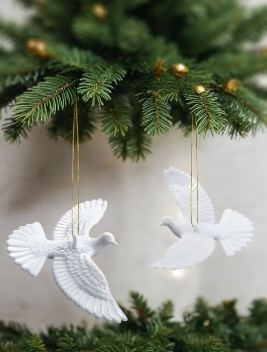 Парные белые голубки