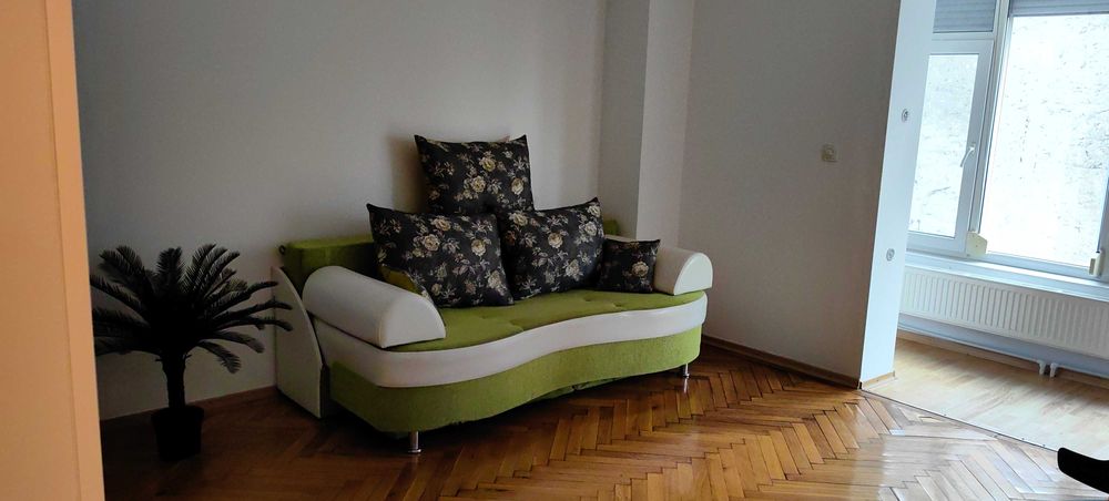 Închiriez garsoniera, super central, et 1