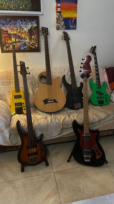 Разпродавам колекция от бас китари