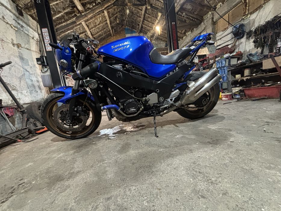 Kawasaki zx1100 мотора е със изцяло променена визизя