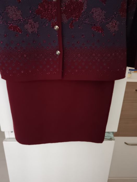 Костюм в цвят бордо.Материя трико .Размер 48.