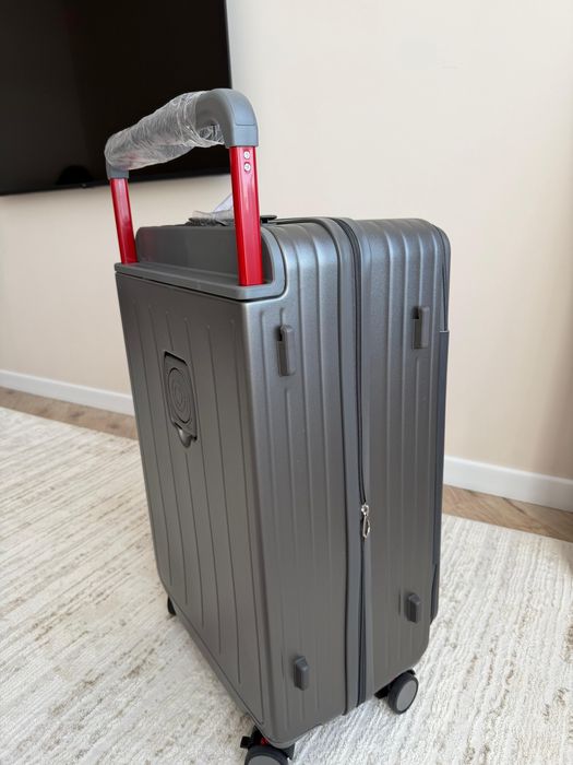 Продам серый чемодан размера M