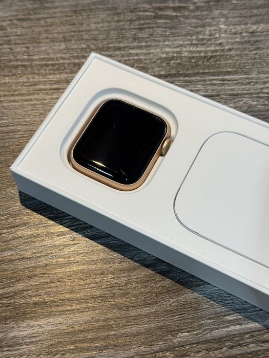 Apple Watch Series SE 40mm Gold Aluminium  A2351