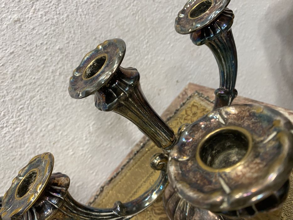 Чифт постебрени свещници от англия свещник