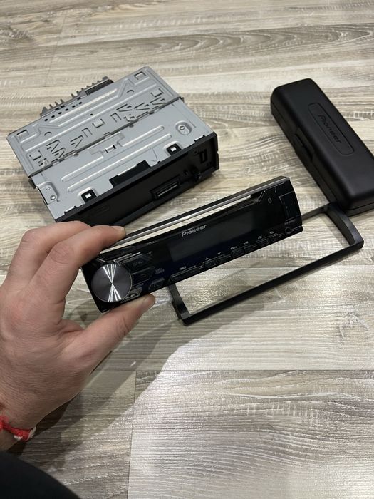 Продавам CD/MP3 плейър за кола Pioneer DEH-3900BT