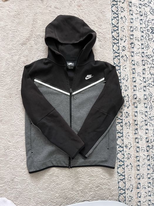 Nike Tech flice .