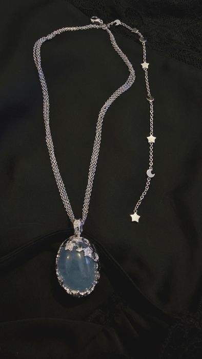 Colier/Pandantiv Lux din Aur Alb 18K cu Acvamarin Cabochon și Diamante VS1 – Motiv Celestial (Lună și Stele)