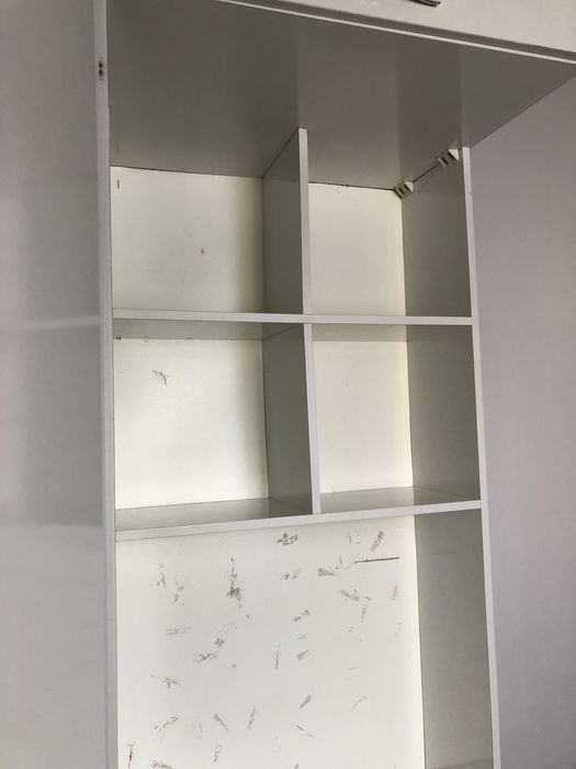 Шкаф белого цвета