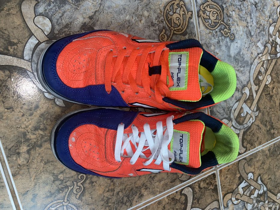 Футзалка сама стоит 40к