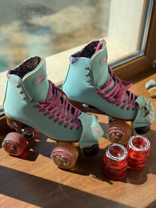 Роликовые коньки