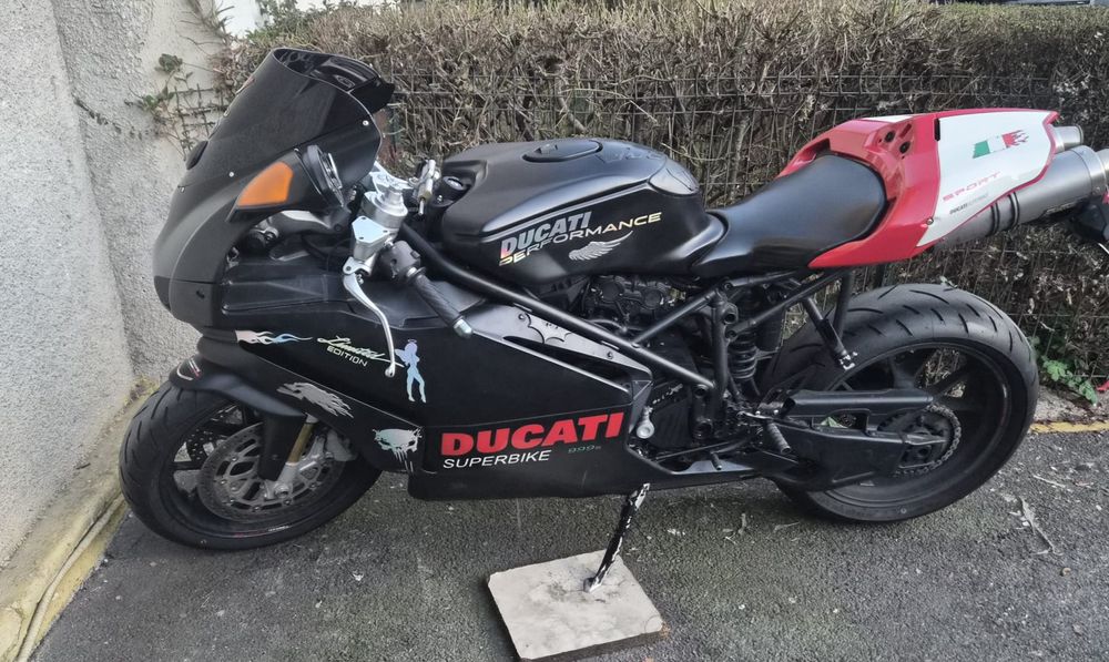 Vând motocicleta DUCATI