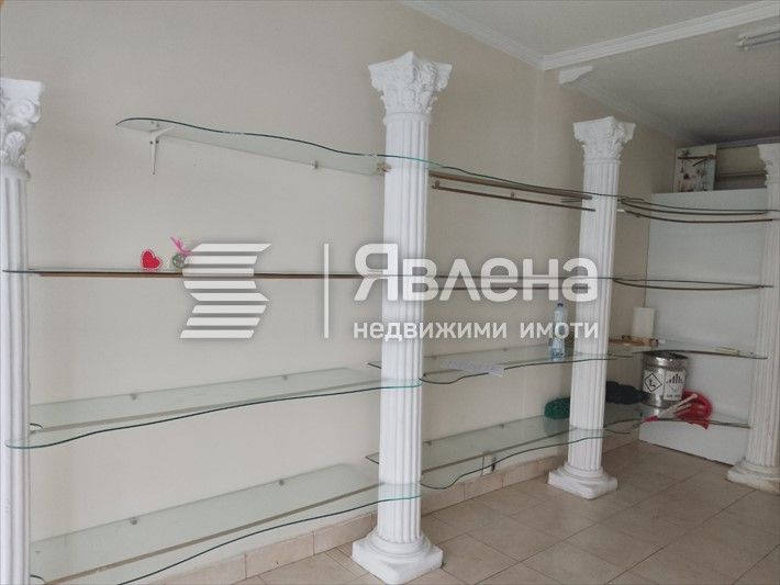 Магазин до кръстовище на ул. Цар Симеон Първи