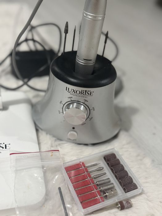 Kit de unghii . Lampa si freza de unghii.