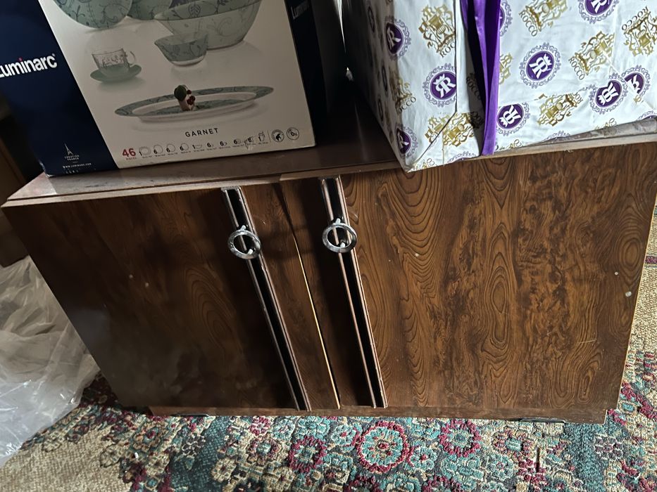 Срочно мебельный тумбочка (под телевизор)