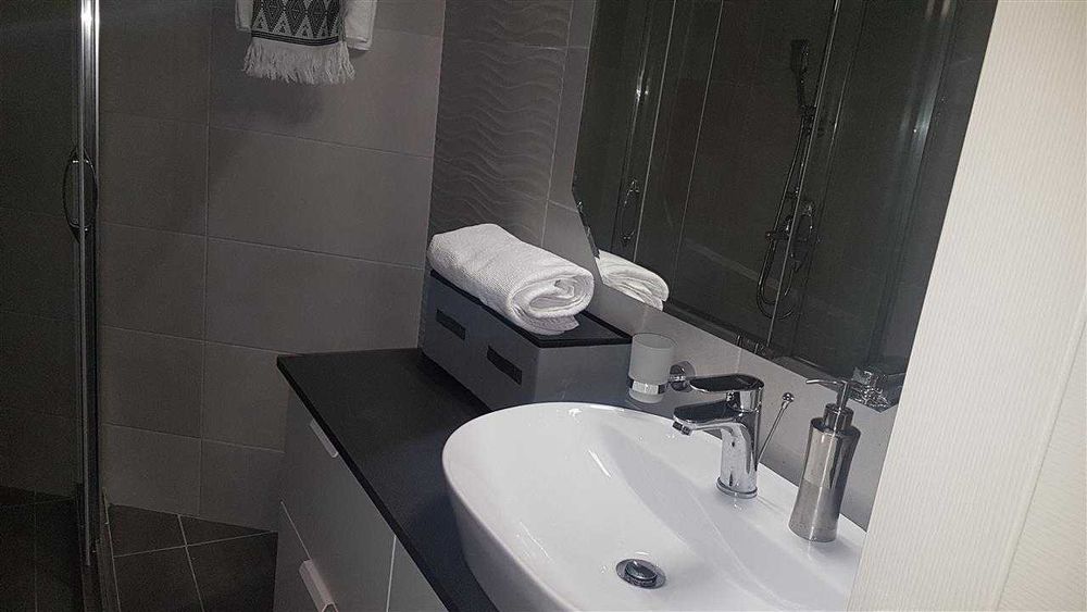 Дава се под наем Двустаен апартамент в Бургас, Меден рудник - зона А - 55 кв.м за 204 € - Снимка #2