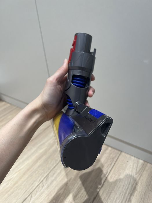 Вертикальный пылесос Dyson V15.