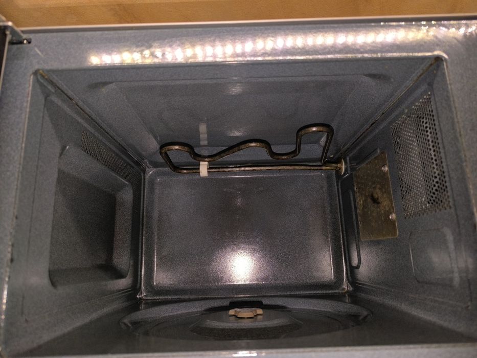 Продавам микровълнова фурна 900 W с грил 1300 W марка Electrolux