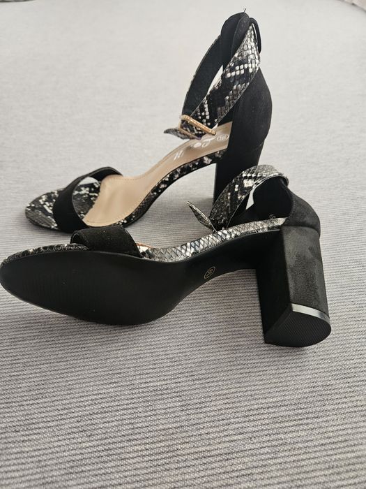 Продавам чисто нови сандали