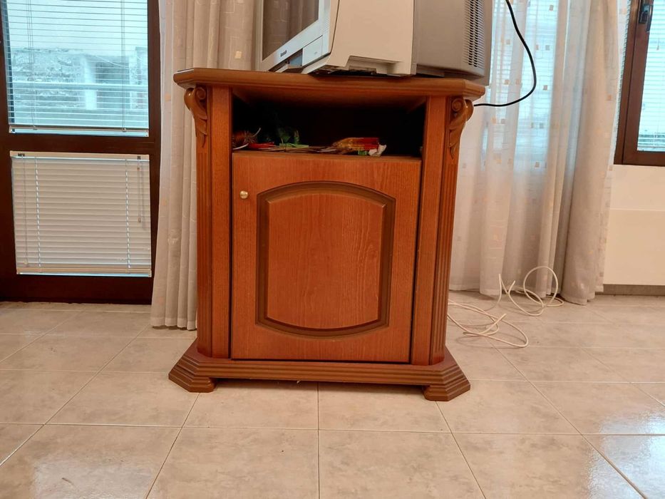 Шкаф, тв шкаф,маса и четири стола