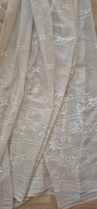 Продавам бяло тънко перде ушито.