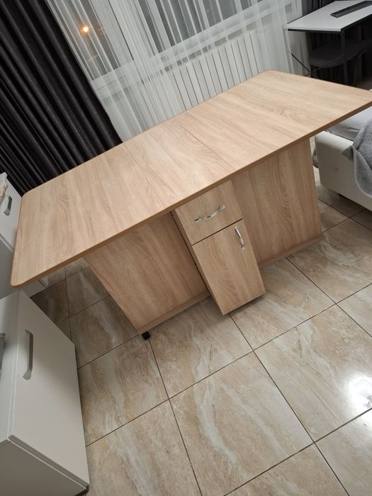 Masă extesibila  dimensiuni  166 × 92 x 77 cm