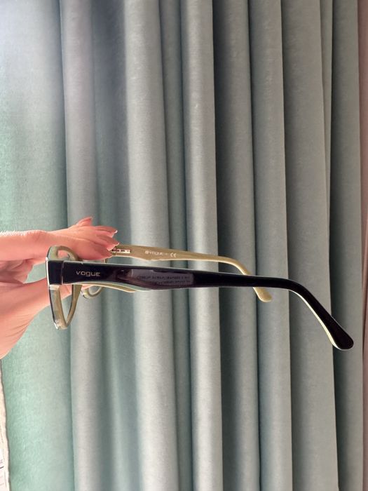 Различни видове черни рамки за диоптрични очила