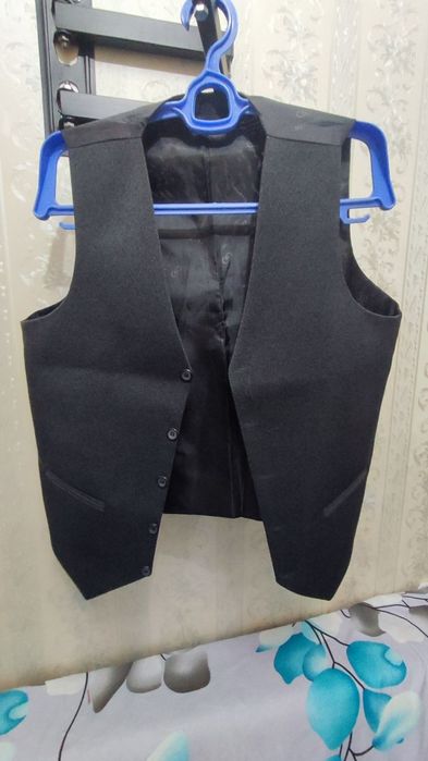 Мужской костюм тройка 44-46р. Новый.