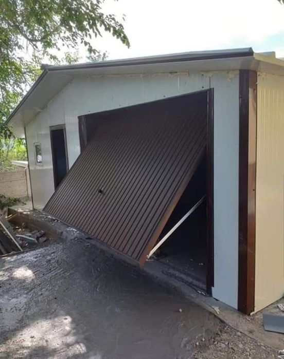 Vând garaje metalice