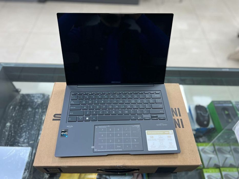 Intel Core i5-1240P
8GB DDR 4800MHz
Videokarta: Intel Ires Xe Graphis