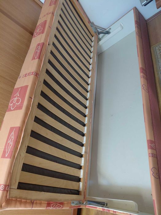 Pat o persoana cu lada depozitare