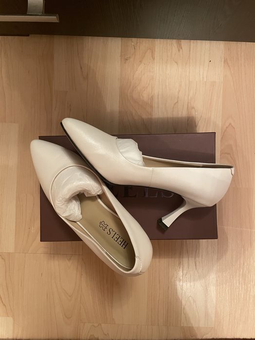 Кожаные белые туфли