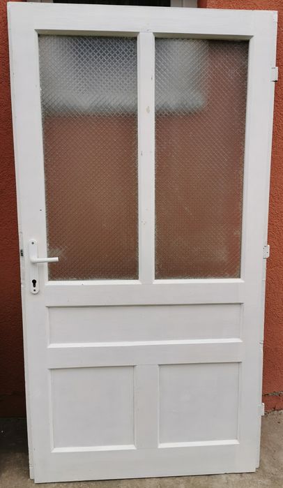 Usi din lemn masiv