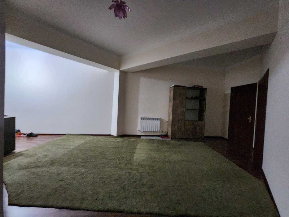 Kvartiramiz fargona shaxar xokimiyat roparasida joylashxan 12 etajlida