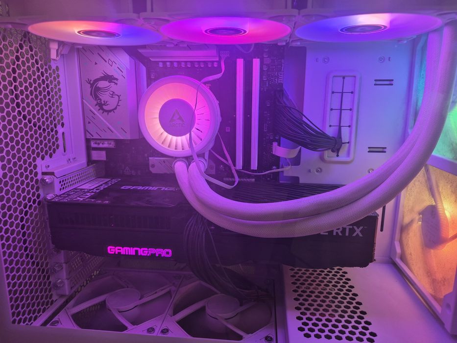 AMD Ryzen 7 9800X3D / RTX 5070 12GB