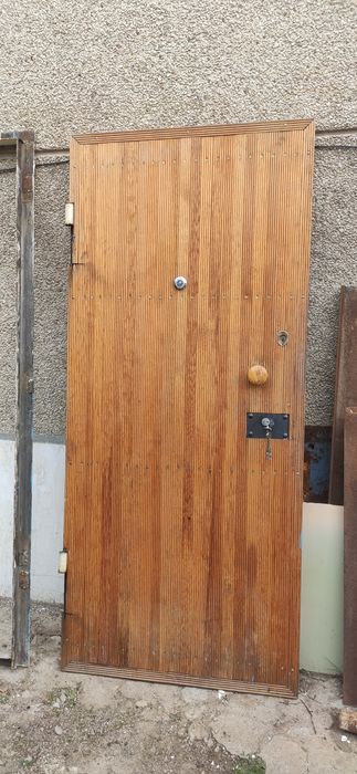 Продам железную дверь б/у с  установкой