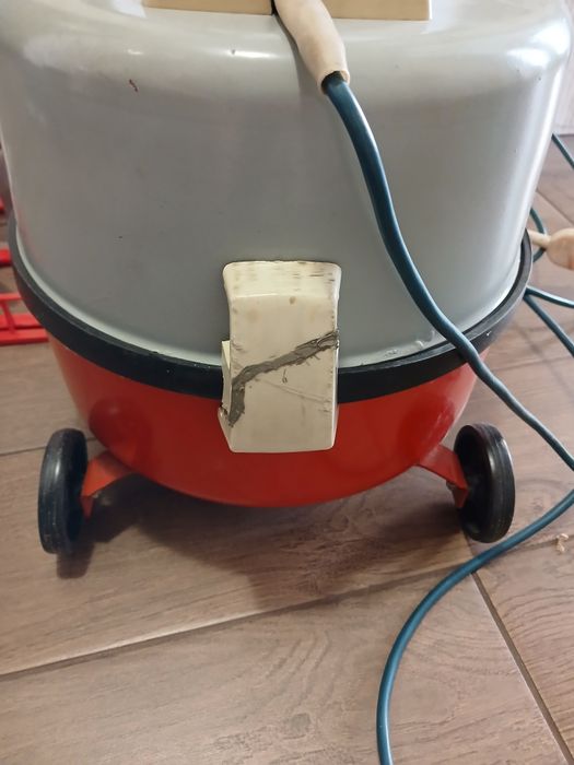 Aspirator sovietic Buran 5M funcțional 
Text:
Vând aspirato