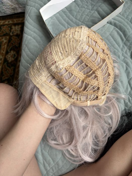 Парик, белый с красной прядью