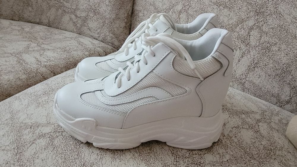 Продам женские кроссовки.