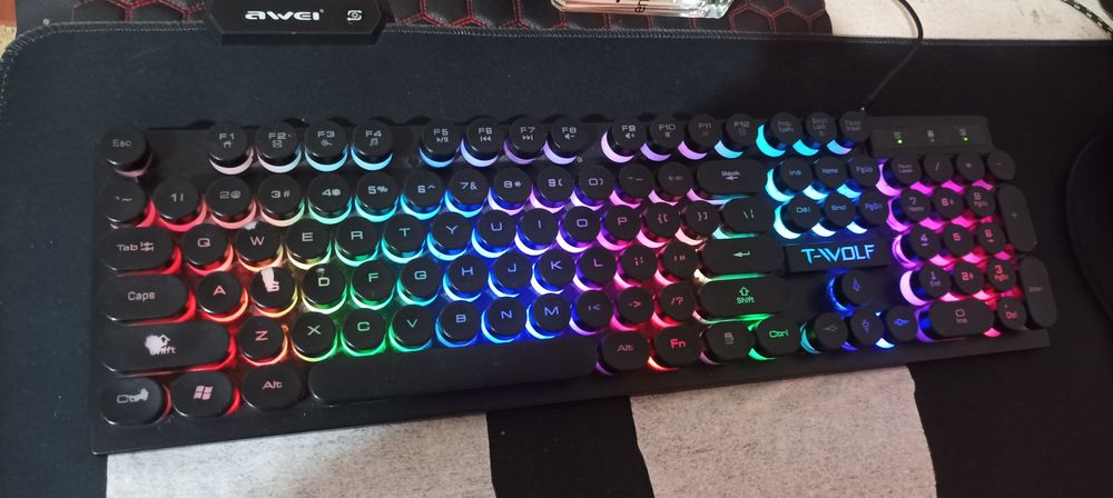 Клавиатура продается, отличная с RGB подсветкой