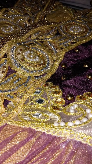 Milliy kiyim sotiladi