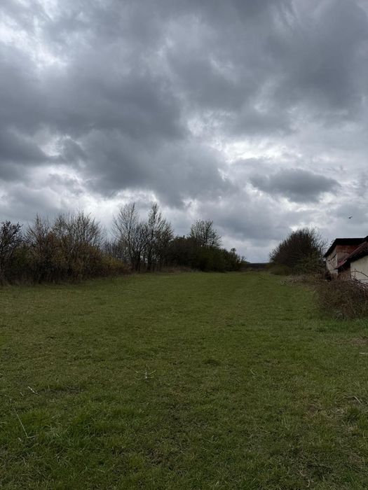 Teren intravila de vânzare
